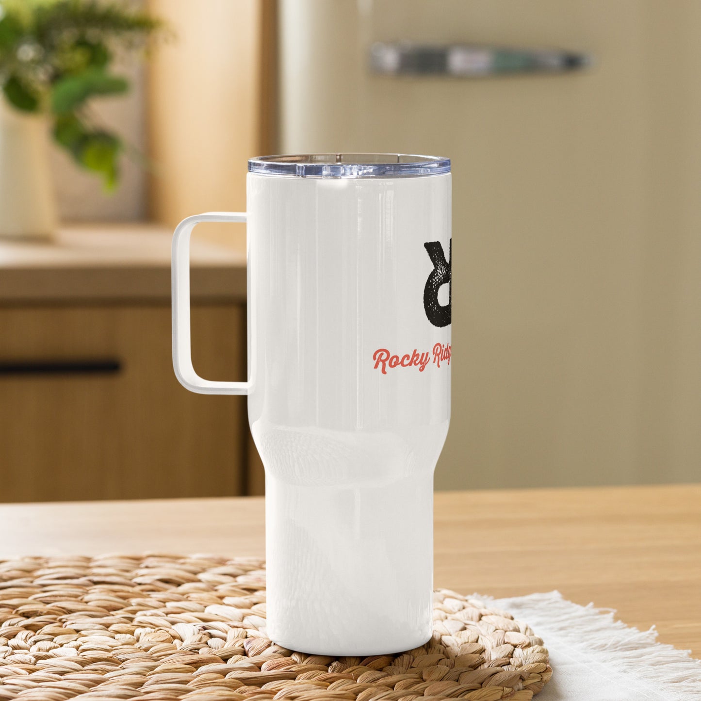 Travel mug with a handle